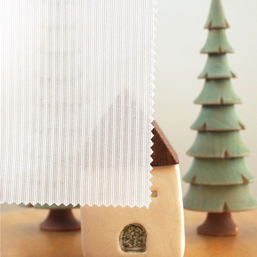 生地を室内から透かしたところです。