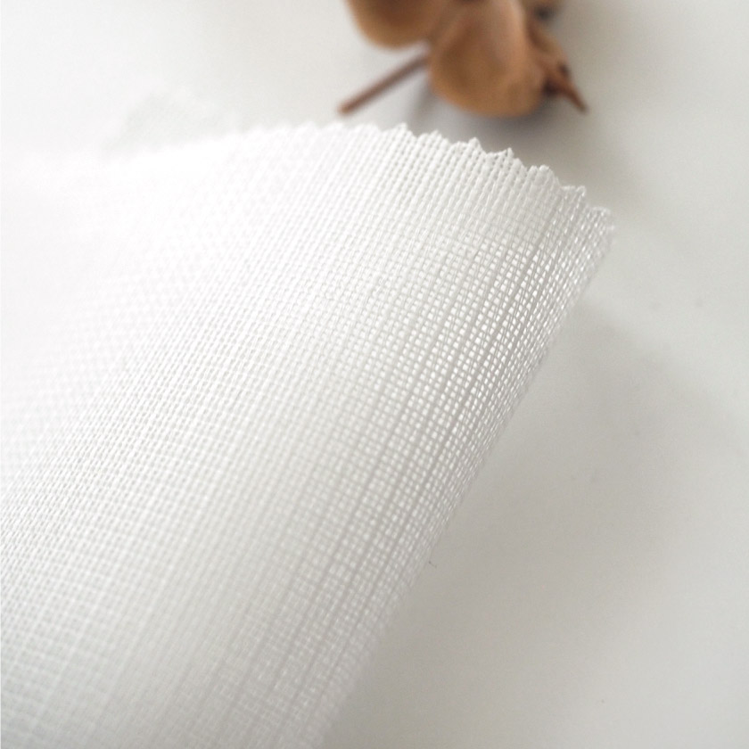 「遮熱とUVカット＋防汚レース」の生地アップです。生地はハリがあります。