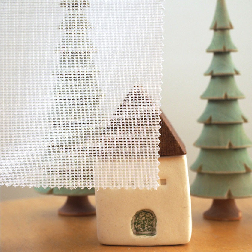 生地を室内から透かしたところです。