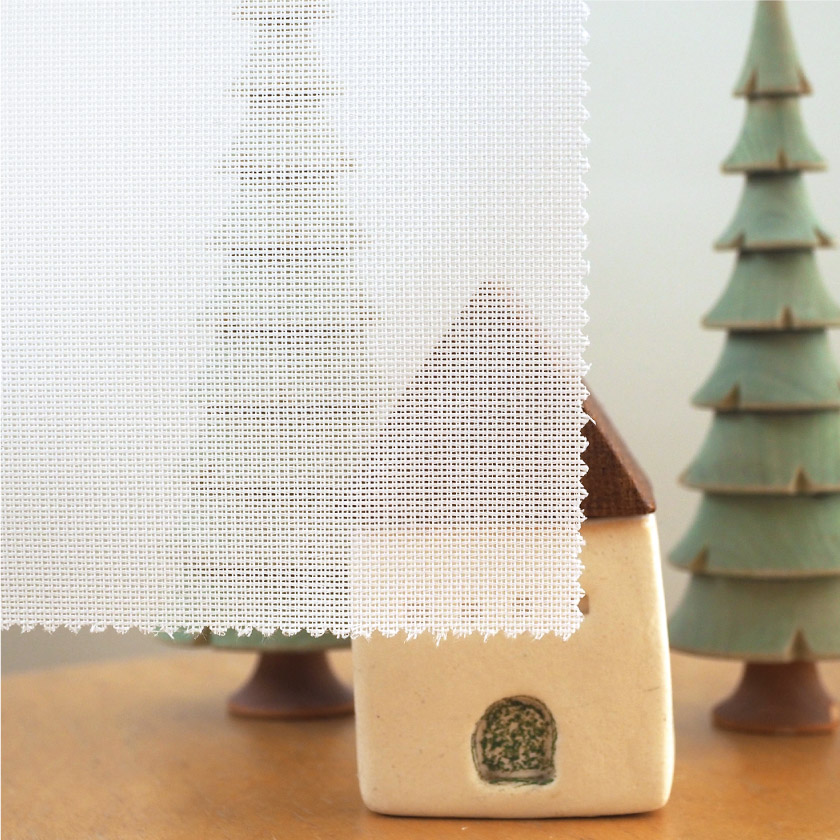 生地を室内から透かしたところです。