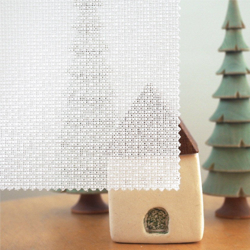 生地を室内から透かしたところです。