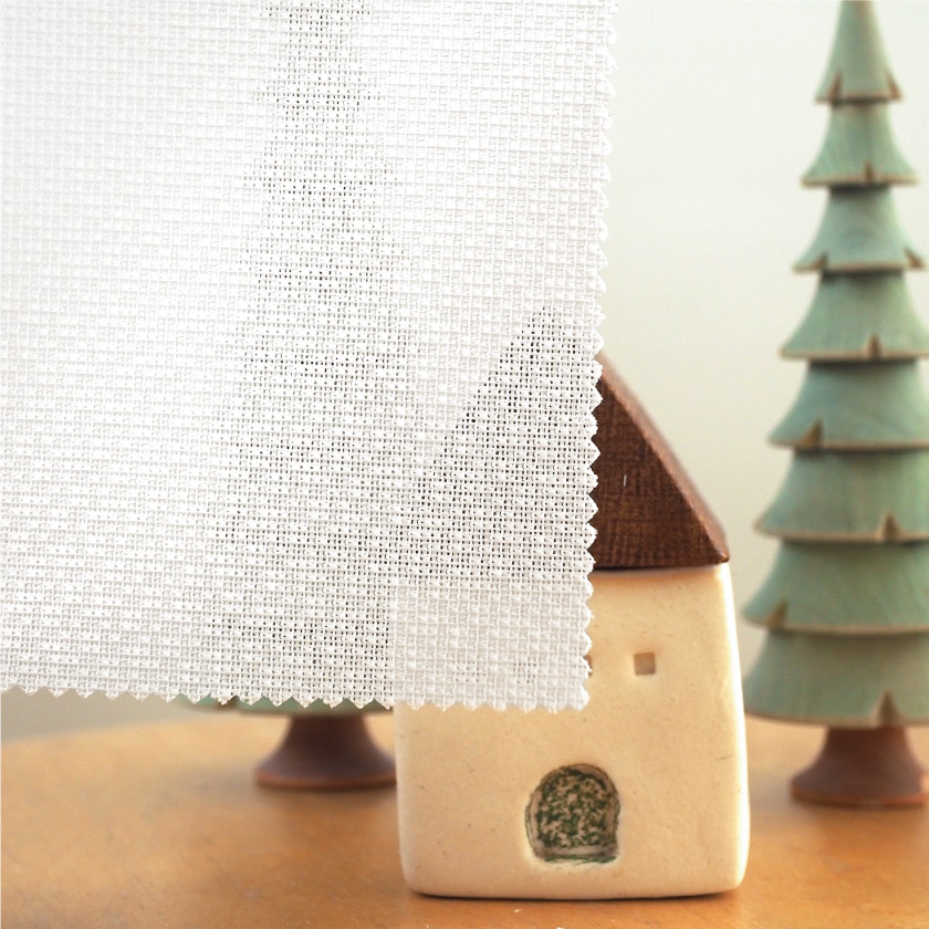 生地を室内から透かしたところです。