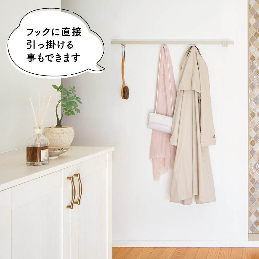 ピクチャーレールの使用例。フックに直接ひっかける事もできます。