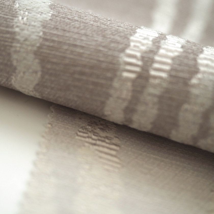 生地のアップ画像です。織りによって表現されたウェーブは、凹凸のあるやわらかな表情が特徴です。