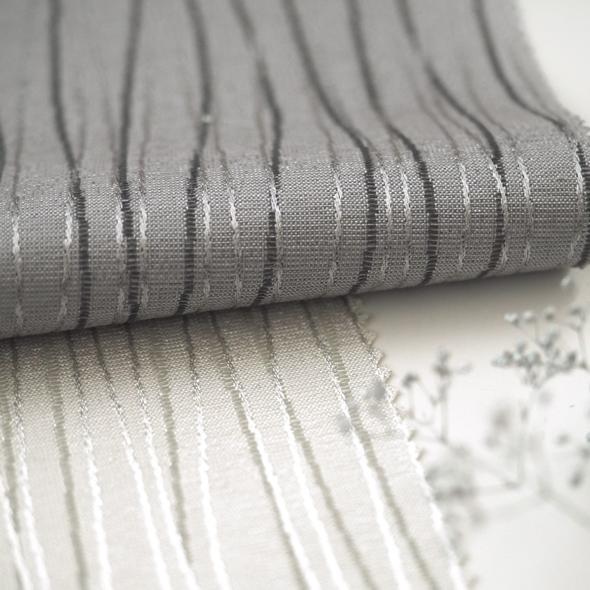 生地のアップ画像です。生地には光沢のある糸を織り交ぜており、光の当たり方によってほんのりと輝くのも魅力です。