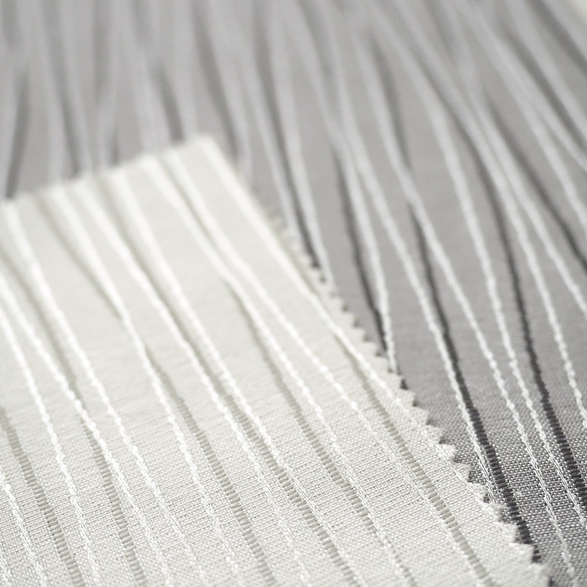 生地のアップ画像です。細かく繊細なウェーブ柄は、より都会的な雰囲気を強調してくれます。