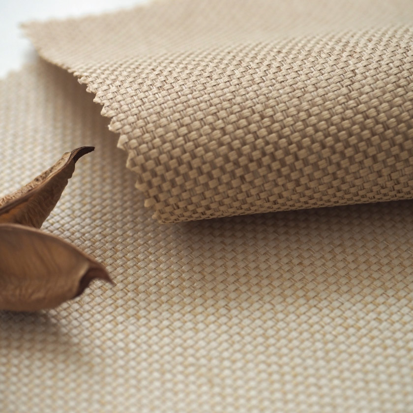 生地のアップ画像です。ベージュとアイボリーです。生地は薄手でさらっとした軽やかな手触りながら、適度な張り感があります。