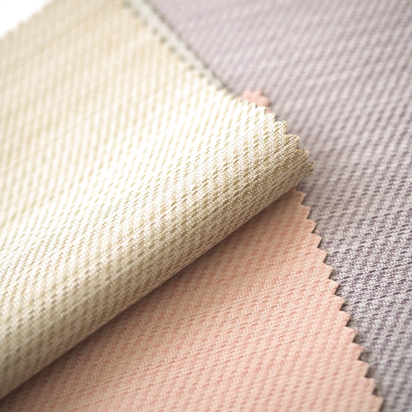 生地のアップ画像です。綾織り特有の、織り目がやや斜めに走る表情は、無地でありながら単調にならず、さりげない動きと立体感を感じさせてくれます。