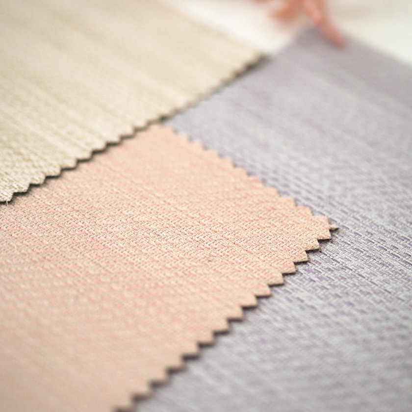 生地のアップ画像です。主張しすぎない穏やかな色合いなので、北欧風やナチュラルテイストはもちろん、モダンやシンプルな空間にも無理なく調和します。