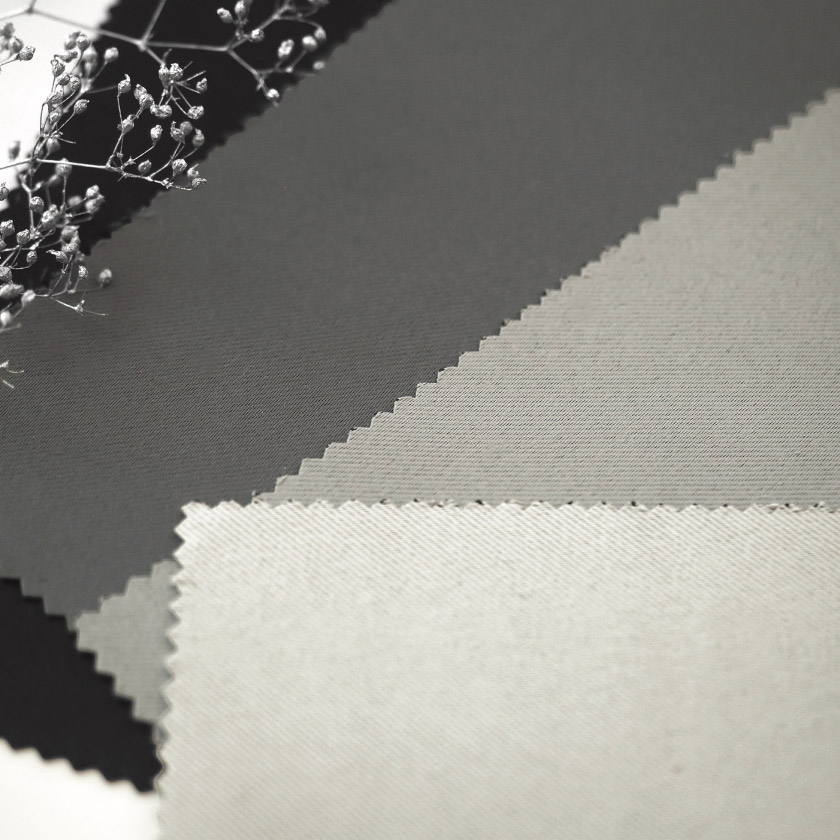 ライトグレー、グレー、ダークグレー、ブラックの生地のアップ画像です。生地は目が詰まり、丁寧に織りあげられています。