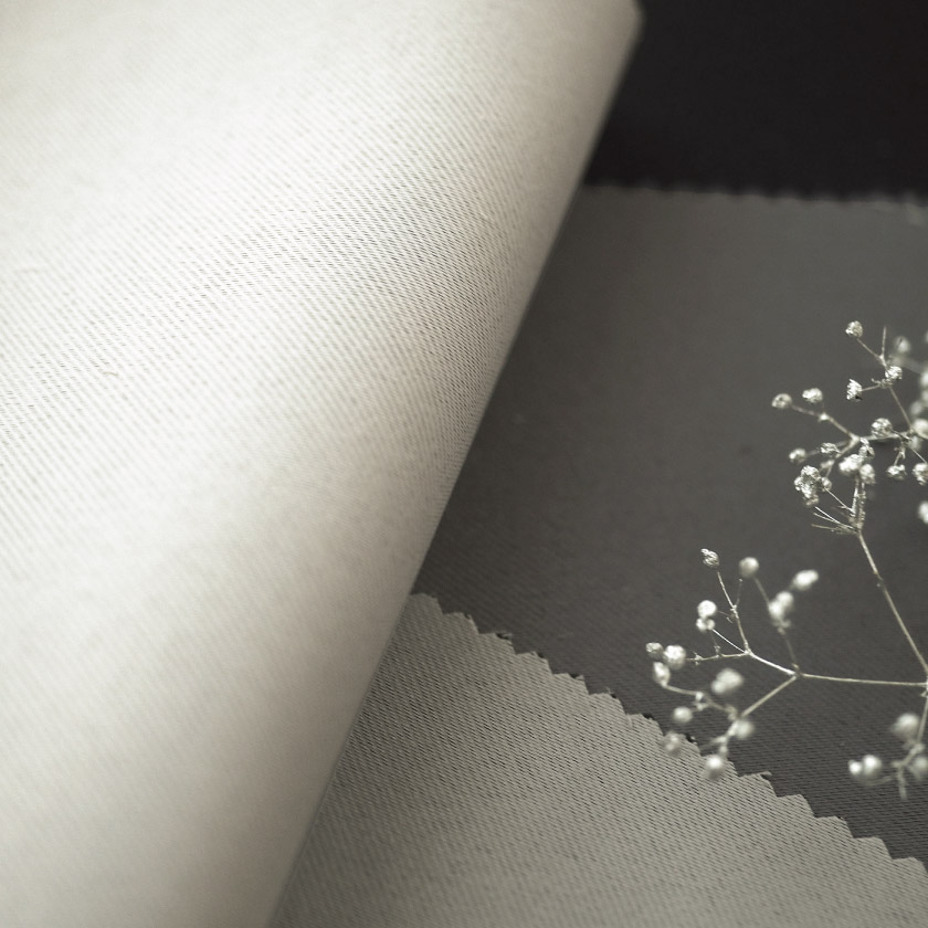 厚みがありながらも硬さは感じさせず、柔らかく優しい風合いを保っているため、日常使いにも快適にお使いいただけます。