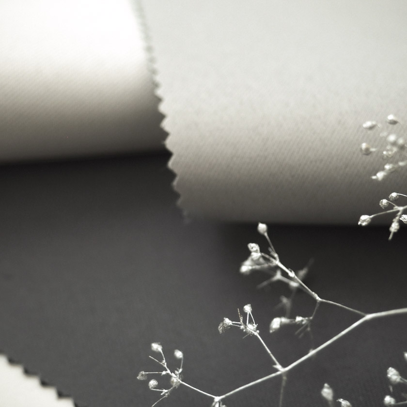 生地のアップ画像です。生地にはしっかりとした厚みがあり、安心感のある使い心地も魅力です。