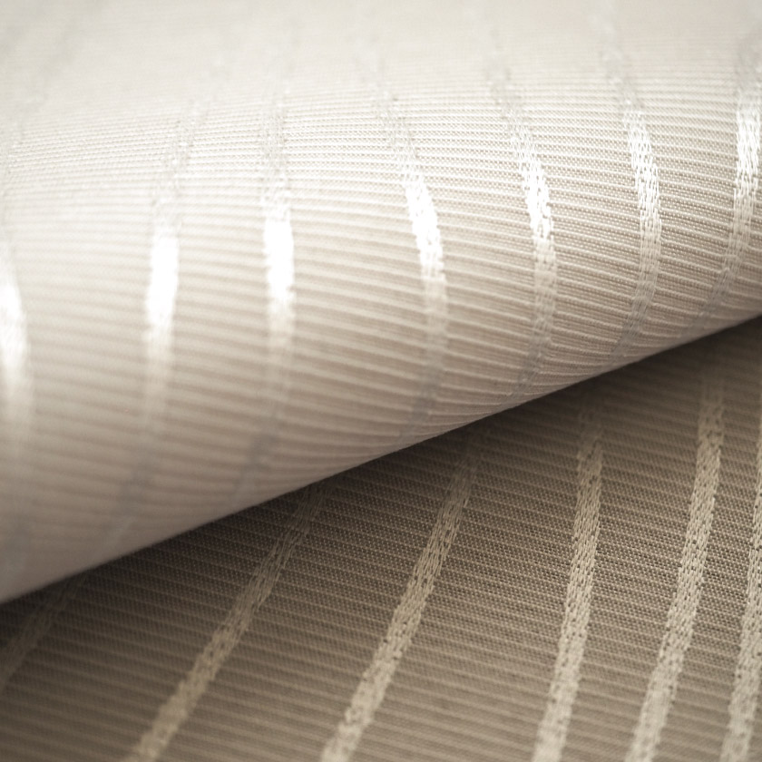 生地のアップ画像です。縦に流れるようなウェーブ柄がさりげない光沢感を生み出し、上品で洗練された印象を演出します。