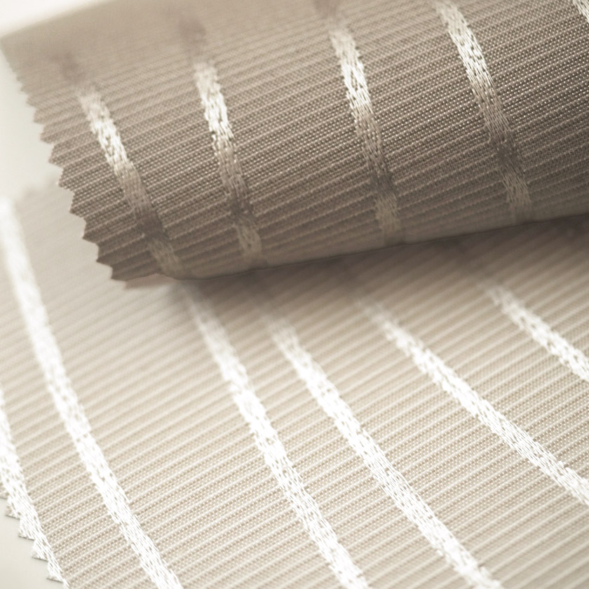 生地のアップ画像です。ライトグレーは遮光1級A＋、グレージュは最高等級である遮光1級A＋＋を誇り、より高い遮光性を求める方にもご満足いただける仕様です。