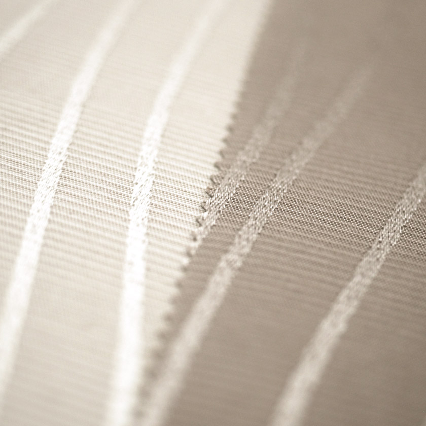 生地のアップ画像です。生地自体は薄手で扱いやすく、重たくなりすぎない軽やかさを保ちながらも、しっかりと機能性を発揮するバランスの良さも魅力です。