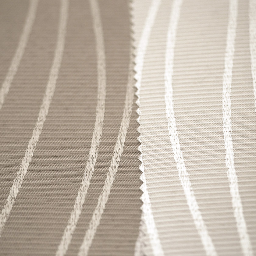 生地のアップ画像です。主張しすぎないデザインのため、ナチュラルテイストからモダンインテリアまで幅広い空間に自然に馴染み、お部屋全体の雰囲気を格上げします。