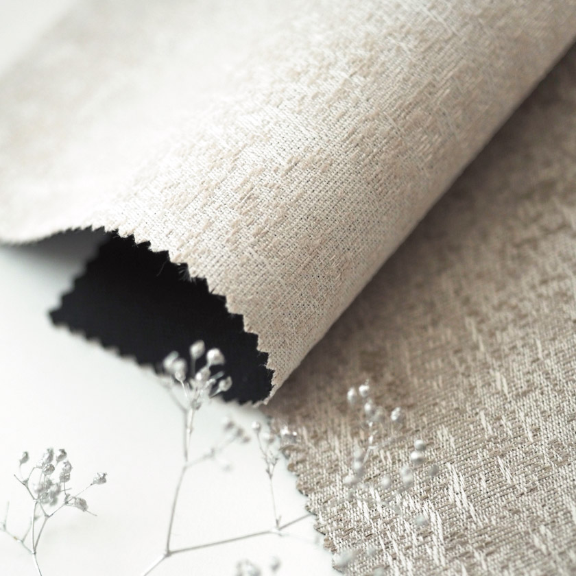 生地のアップ画像です。モダンでスタイリッシュな印象を与えつつ、空間にすっと馴染むニュートラルな色合いです。生地の凹凸が美しい陰影を作り出します。