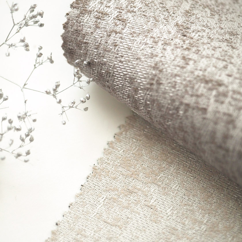 生地のアップ画像です。奥行きのある表情が魅力で、光の当たり方によってさまざまな表情を楽しむことができます。洗練された印象を兼ね備えたカーテンです。