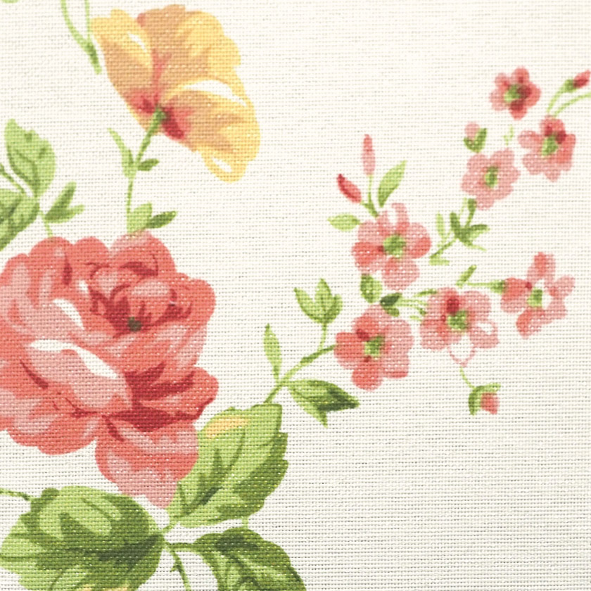 生地のアップ画像です。薄いアイボリーの生地にピンクとオレンジの花が散りばめられたデザインです。