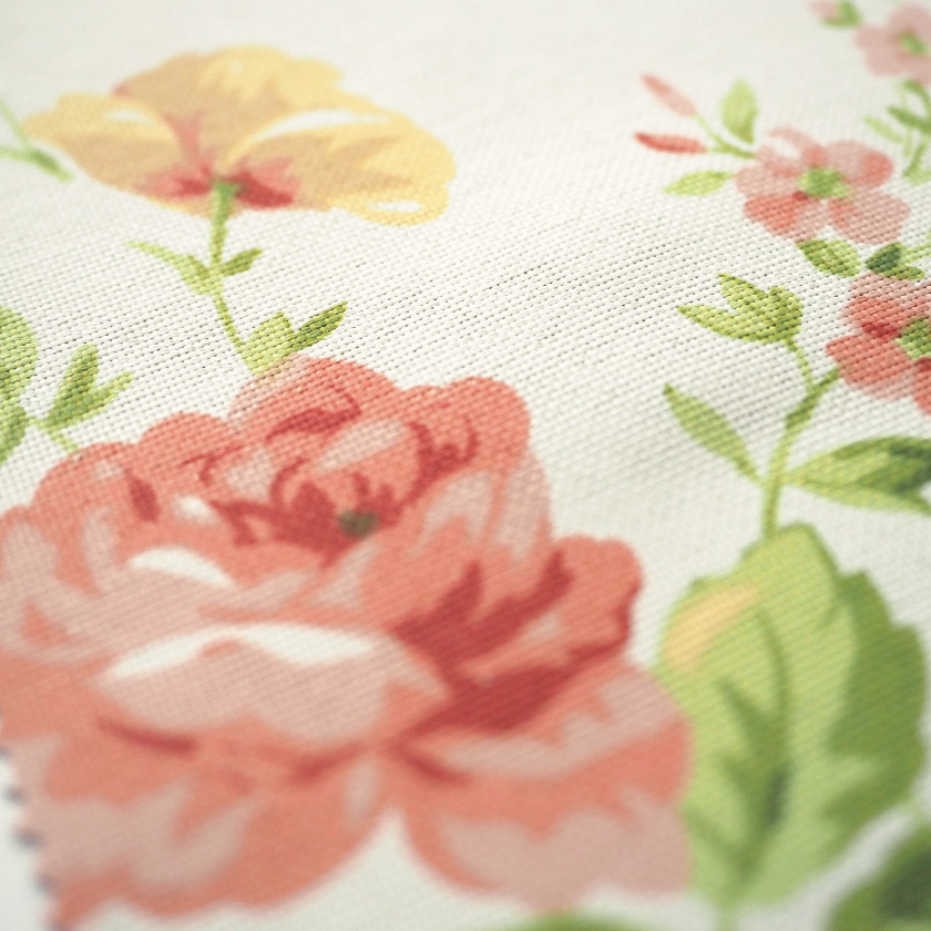 生地のアップ画像です。生地全体にバランスよく散りばめられた花柄は、華やかさがありながらも派手すぎず、日常の空間に心地よく溶け込みます。