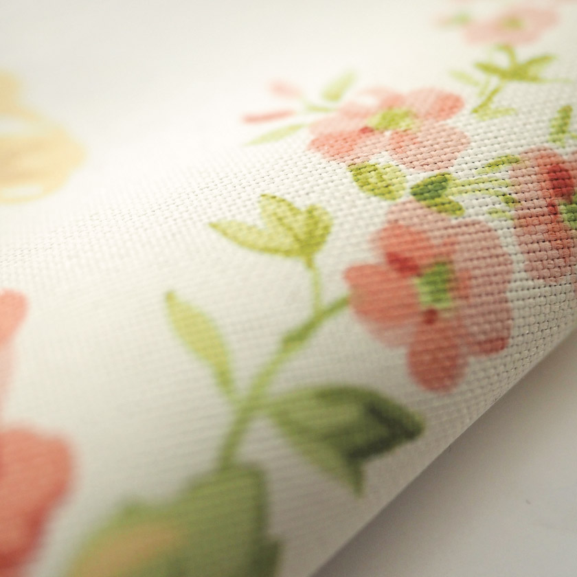 生地のアップ画像です。自然のやさしさを感じさせるデザインが、お部屋に彩りと癒しをプラスし、毎日の暮らしをより豊かにしてくれます。