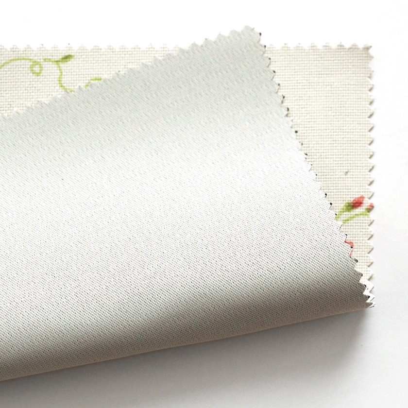 生地の裏面です。裏面はホワイトでフラットに処理されています。しっかりとした遮光機能も兼ね備えているのが魅力です。