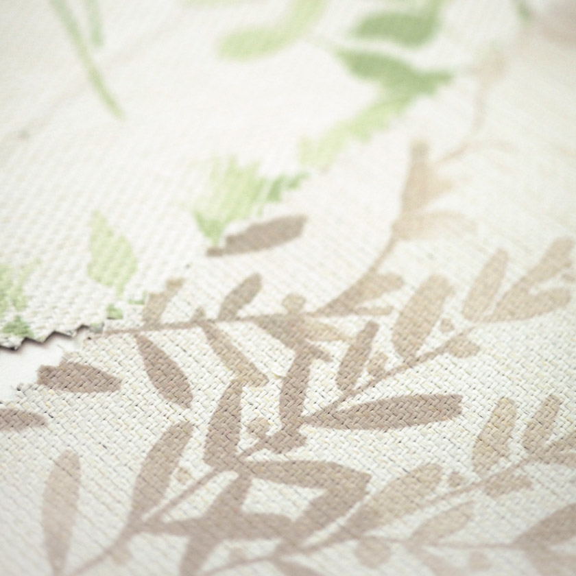 生地のアップ画像です。水彩画ならではの透明感と柔らかな色彩が特徴で、主張しすぎず、それでいてしっかりと存在感を感じさせるデザインです。