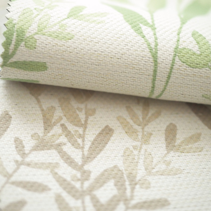 生地のアップ画像です。描かれている草花はどこか自然の風を感じさせるような爽やかさがあり、リラックスできる心地よい空間づくりをサポートします。