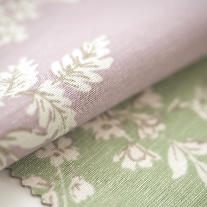 生地のアップ画像です。光の当たり方によってほんのりと表情を変えるため、シンプルながらも奥行きのある印象を与えます。