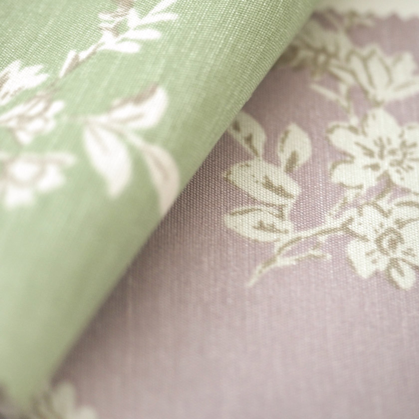 生地のアップ画像です。どちらも主張しすぎない穏やかな色合いで、ナチュラルテイストからフェミニン、モダンなインテリアまで幅広く調和します。