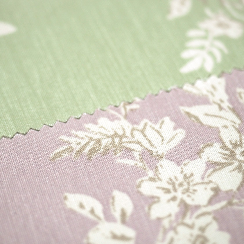 生地のアップ画像です。デザインのポイントである花柄は、手書き風のタッチで細やかに表現されており、規則的すぎない自然な配置が魅力です。