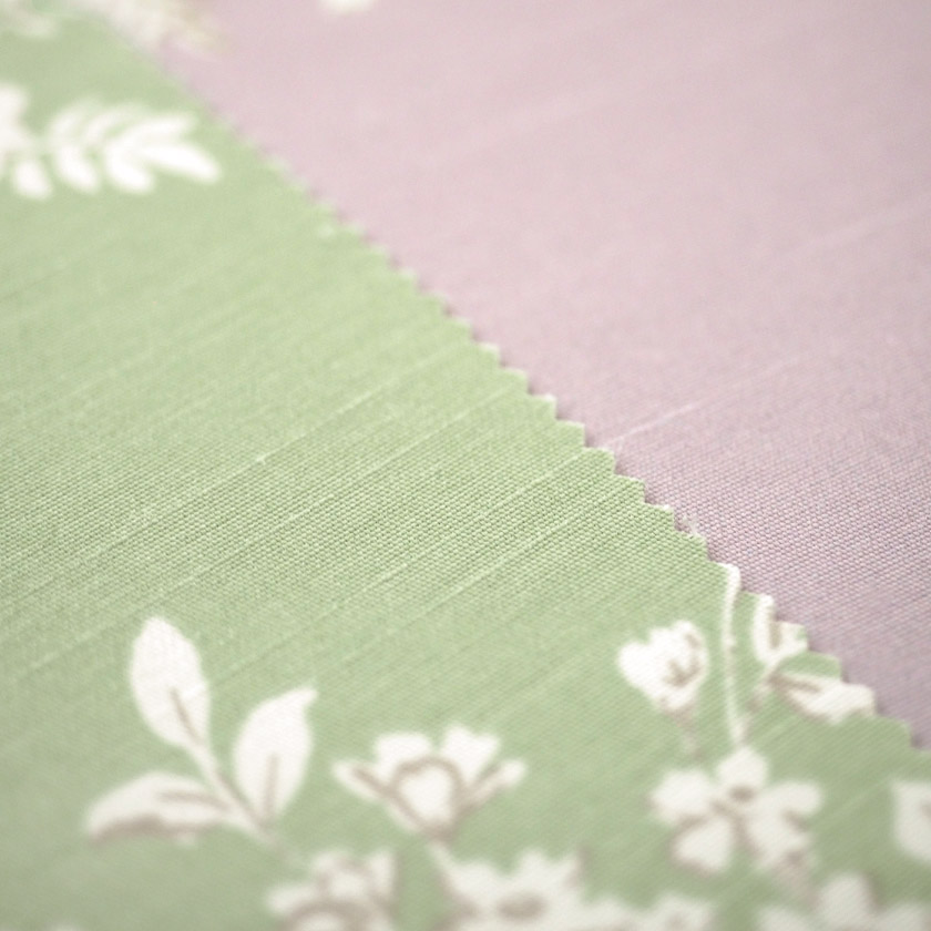 生地のアップ画像です。可愛らしさの中にも大人っぽさがあり、甘くなりすぎず上品な印象を保っています。