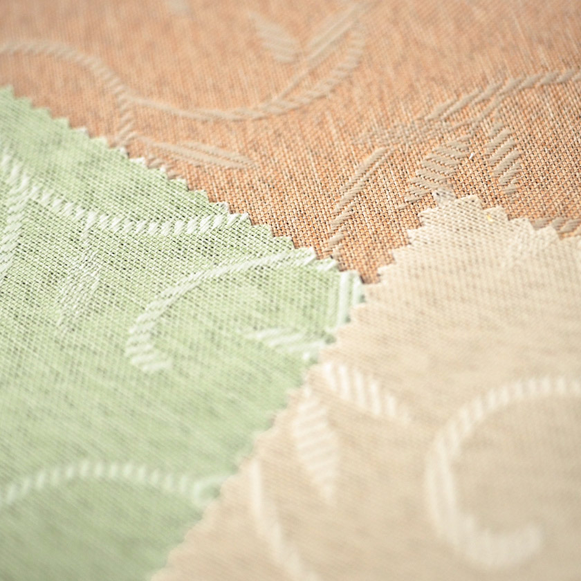 生地のアップ画像です。草花がツタのようにカーテンの全面に織り込まれています。主張しすぎず控えめでありながら、光の当たり方によってふわりと浮かび上がり、上品なアクセントとして美しく映えます。