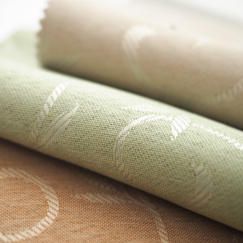 生地のアップ画像です。プリントではなく織りで表現されているため、柄に立体感と質感があり、見る角度や時間帯によって異なる表情を楽しめるのも魅力です。