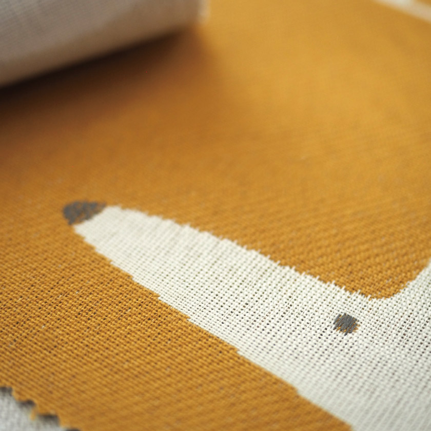 生地のアップ画像です。ジャガード織りで丁寧に表現したキツネ柄は、遊び心と上質感を兼ね備えたカーテンです。