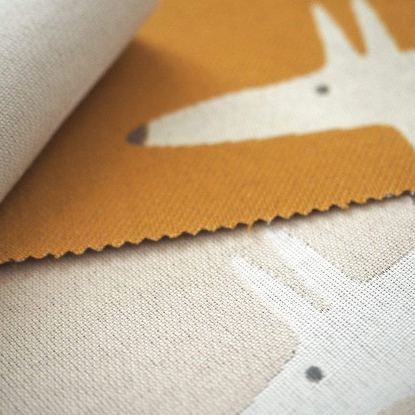 生地のアップ画像です。カーテン全面にキツネのモチーフをあしらった個性的なデザインです。