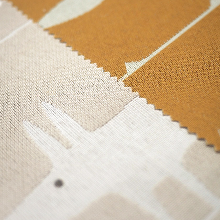 生地のアップ画像です。プリントではなく織りで柄を表現しているため、キツネのシルエットには自然な立体感が生まれます。