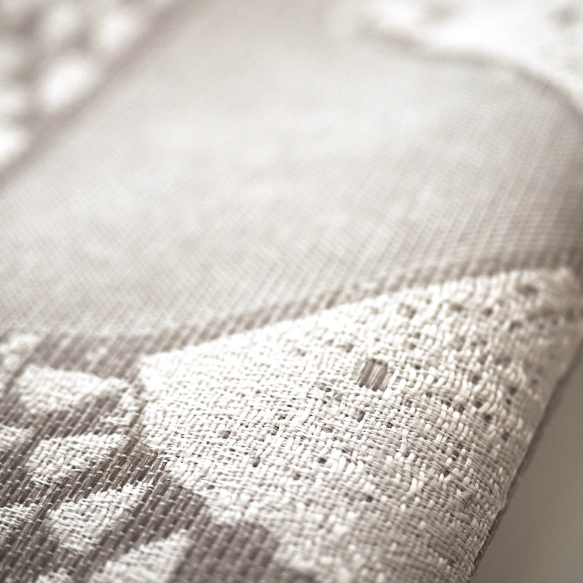 生地のアップ画像です。細やかな織りで描かれたハリネズミは立体感があり、プリントにはない上品な質感と奥行きを感じます。