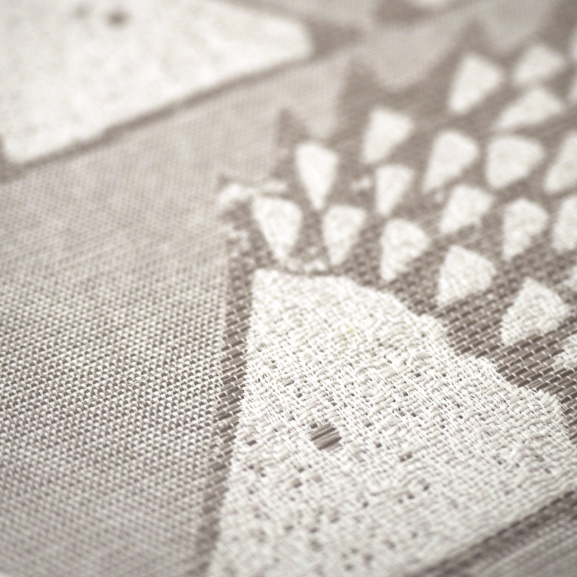 防炎加工が施されているため、ご家庭での使用はもちろん、公共施設や保育施設、キッズスペースなど、人が集まる場所でも幅広く採用されています。