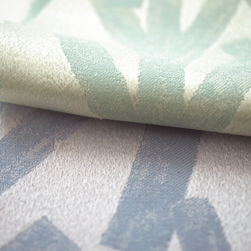 生地のアップ画像です。起毛した部分もあり、触れたときのやさしさや、温もりを感じるカーテンです。