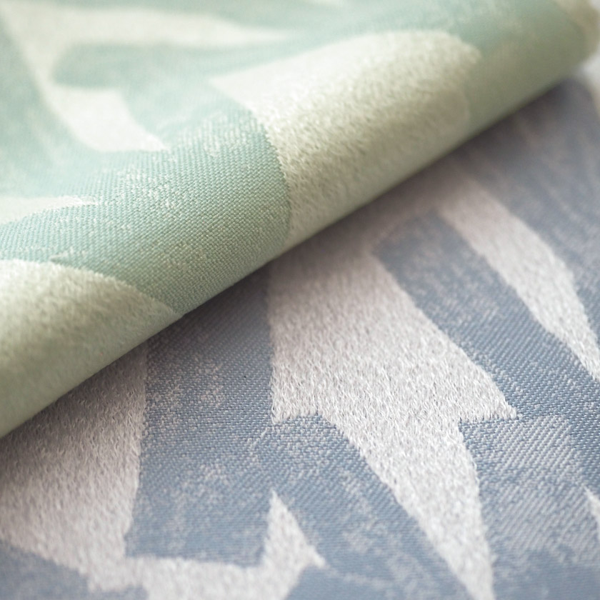 生地のアップ画像です。ジャガード織りで丁寧に表現されており、プリントにはない立体感と奥行きが生まれています。