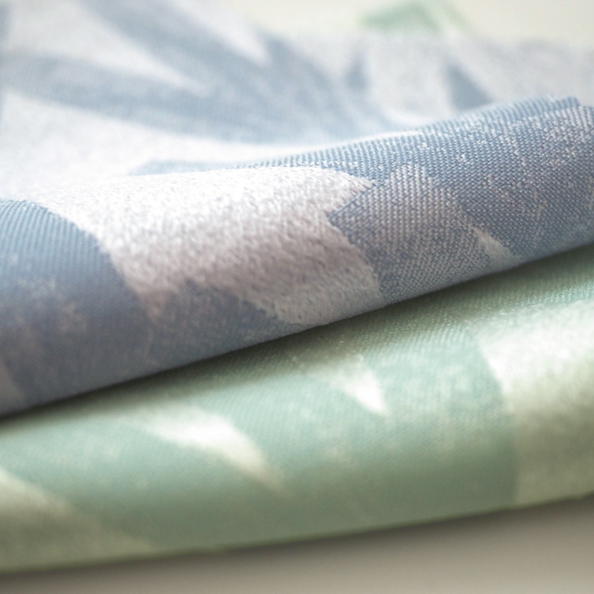 生地のアップ画像です。ジャガード織りで丁寧に表現されており、ほんのりと起毛した質感が施されています。