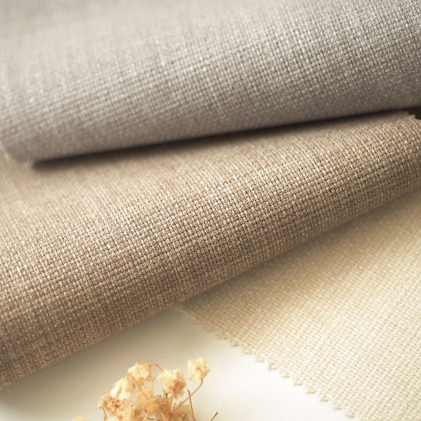 生地のアップ画像です。生地にはポリウレタン樹脂コーティングを施しており、この加工によって引っ掻きに対する耐久性を高めています。